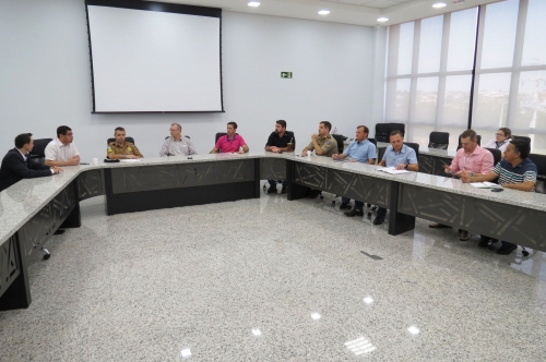 Autoridades e lideranças que participaram da reunião que tratou da reativação do Conseg