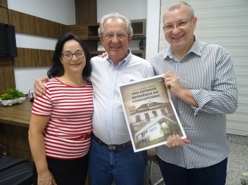 (Ao meio) Cândido Pesch, sua esposa Eunice Pesch e o presidente da Acimacar, Gerson Jair Froehner
