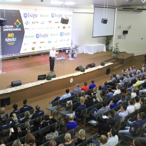 O jornalista William Waack tratou do tema Cenários políticos e econômicos - onde estamos e para onde vamos